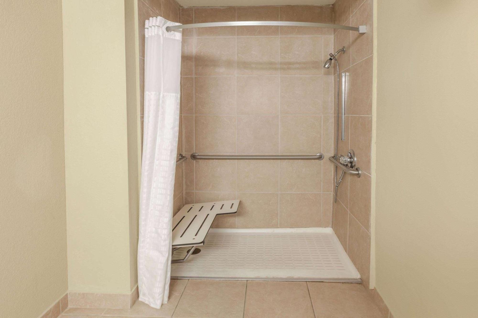 Days Inn By Wyndham Houston East Luaran gambar