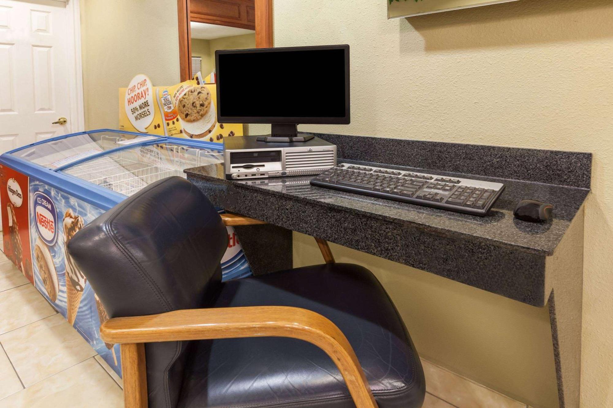 Days Inn By Wyndham Houston East Luaran gambar