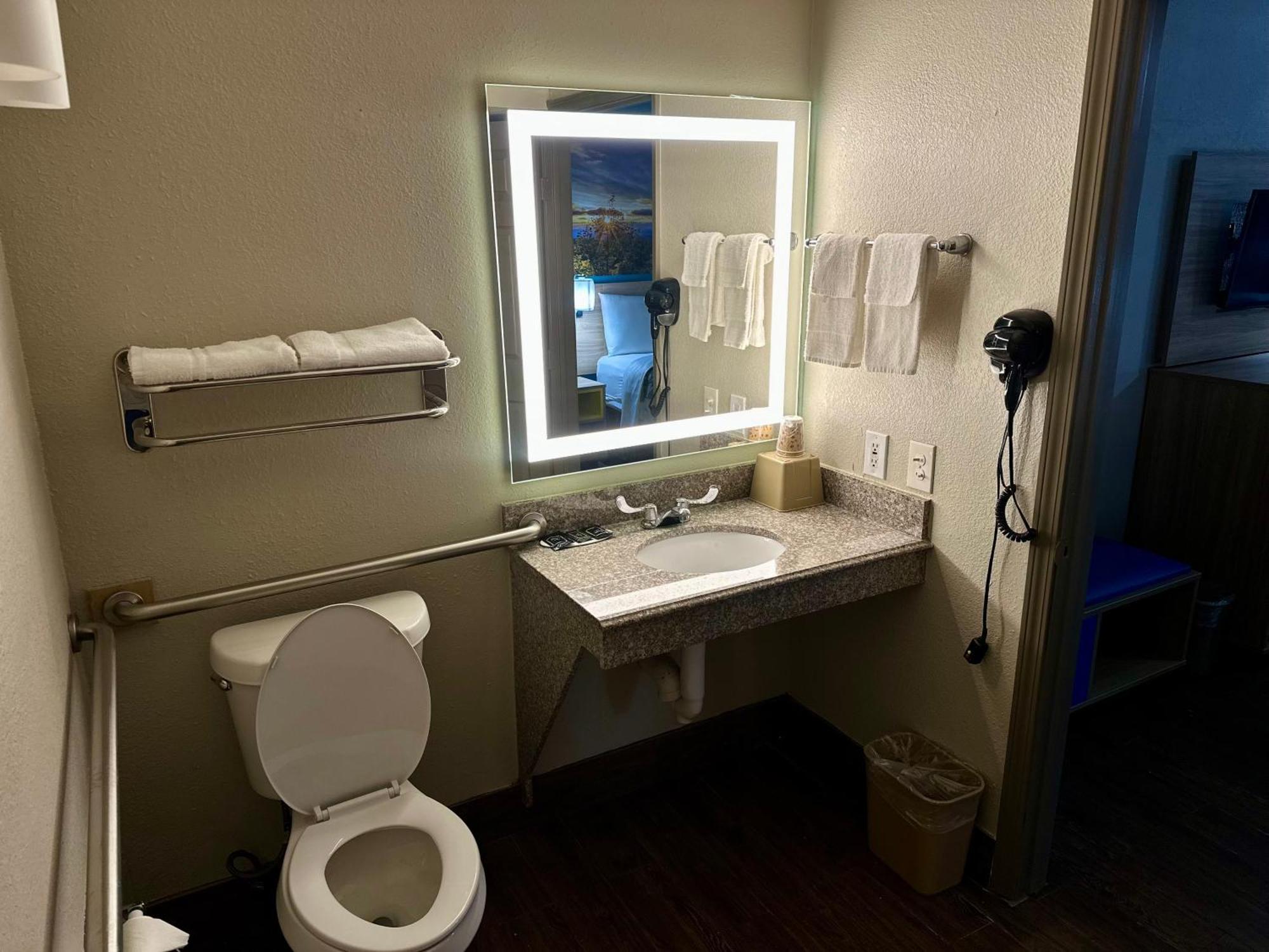 Days Inn By Wyndham Houston East Luaran gambar