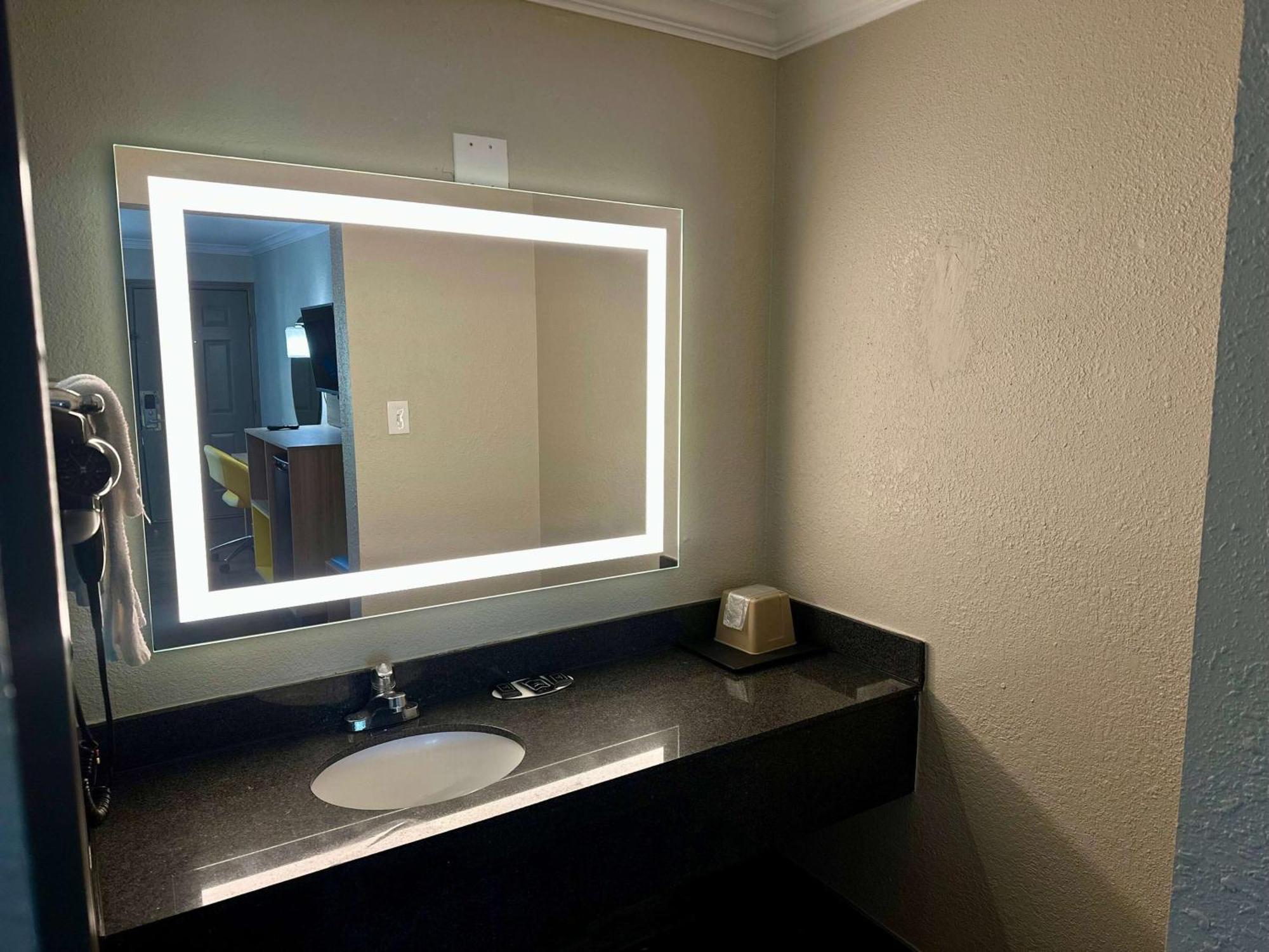 Days Inn By Wyndham Houston East Luaran gambar