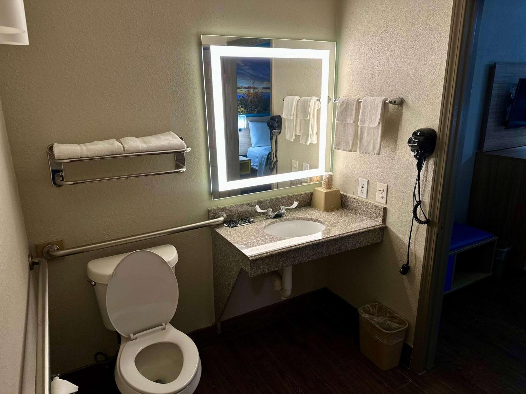 Days Inn By Wyndham Houston East Luaran gambar